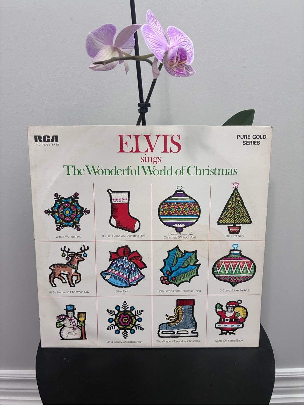 ELVIS Holiday Album Cover – White with Red and Green Artwork